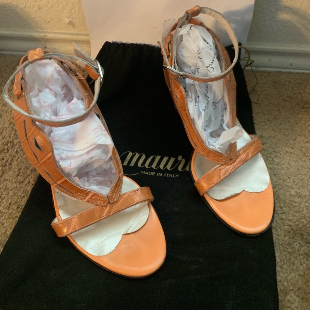 Size  8.5 Peach Mauri Alligator sandals